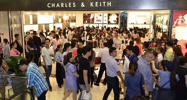 Vincom tấp nập khách hàng trong những ngày vàng ưu đãi. Vincom tấp nập khách hàng trong những ngày vàng ưu đãi.