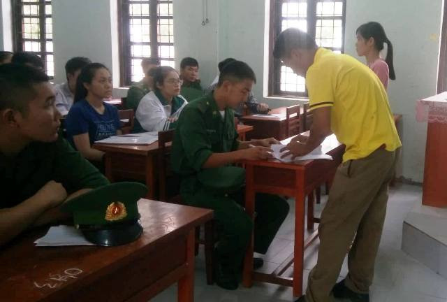 Cán bộ coi thi hướng dẫn các thí sinh làm thủ tục và phổ biến về kỳ thi Trung học phổ thông Quốc gia 2018. Cán bộ coi thi hướng dẫn các thí sinh làm thủ tục và phổ biến về kỳ thi Trung học phổ thông Quốc gia 2018.