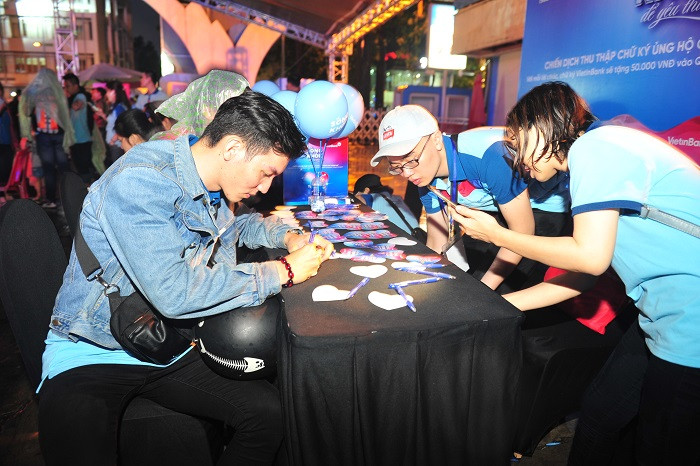 Rất nhiều khán giả hào hứng tham gia ký tên hướng tới chào mừng sự kiện 30 năm thành lập ngân hàng. Rất nhiều khán giả hào hứng tham gia ký tên hướng tới chào mừng sự kiện 30 năm thành lập ngân hàng.