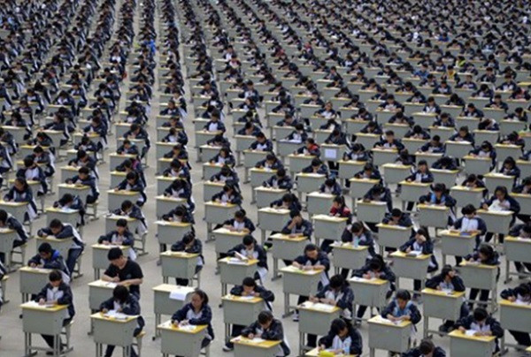 Kỳ thi đại học tập trung tại Trung Quốc được giáo sư Tiền đánh giá là hình thức thi cử tương đối công bằng nếu bỏ đi việc cộng điểm ưu tiên. Kỳ thi đại học tập trung tại Trung Quốc được giáo sư Tiền đánh giá là hình thức thi cử tương đối công bằng nếu bỏ đi việc cộng điểm ưu tiên.