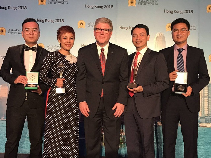 Đại diện VinaPhone cùng ngài Micheal Gallagher - Nhà sáng lập giải thưởng Stevie Awards. Đại diện VinaPhone cùng ngài Micheal Gallagher - Nhà sáng lập giải thưởng Stevie Awards.