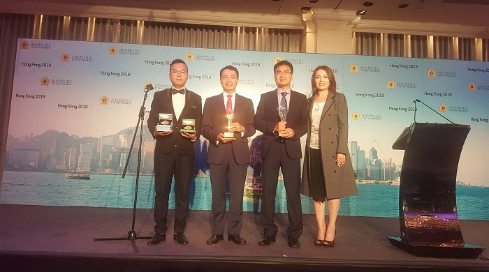 Đại diện VinaPhone lên nhận giải Stevie Awards tại Lễ trao giải. Đại diện VinaPhone lên nhận giải Stevie Awards tại Lễ trao giải.