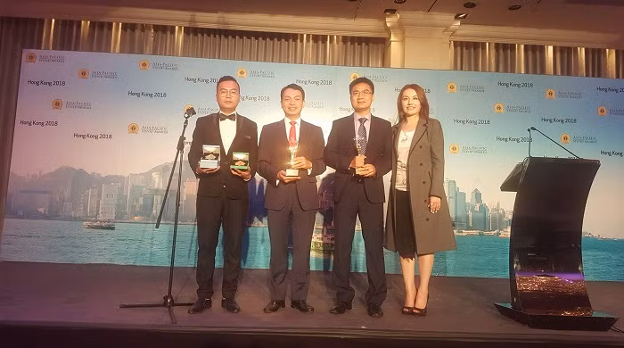 Đại diện VinaPhone lên nhận giải Stevie Awards tại Lễ trao giải.