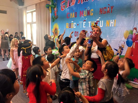 Cô Hề người Đức biểu diễn cùng các cháu (Ảnh: tác giả cung cấp). Cô Hề người Đức biểu diễn cùng các cháu (Ảnh: tác giả cung cấp).