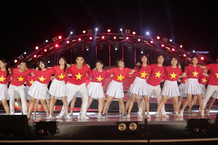 Màn Flashmob của đoàn trường Phan Chu Trinh. Màn Flashmob của đoàn trường Phan Chu Trinh.