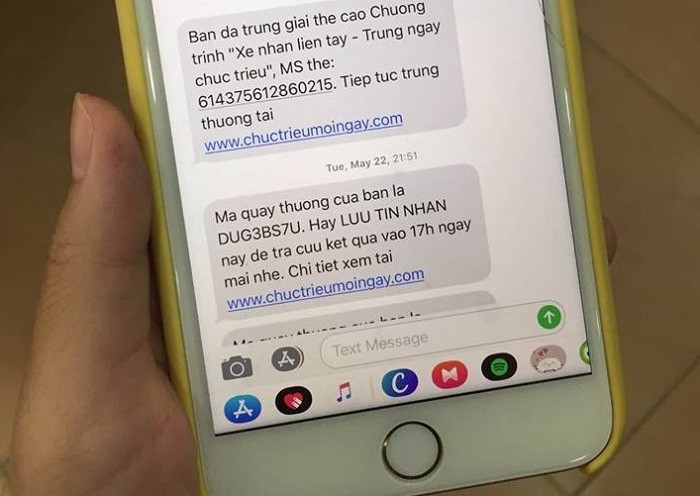 Một khách hàng trúng thưởng thẻ cào điện thoại mệnh giá 50 nghìn đồng. Một khách hàng trúng thưởng thẻ cào điện thoại mệnh giá 50 nghìn đồng.