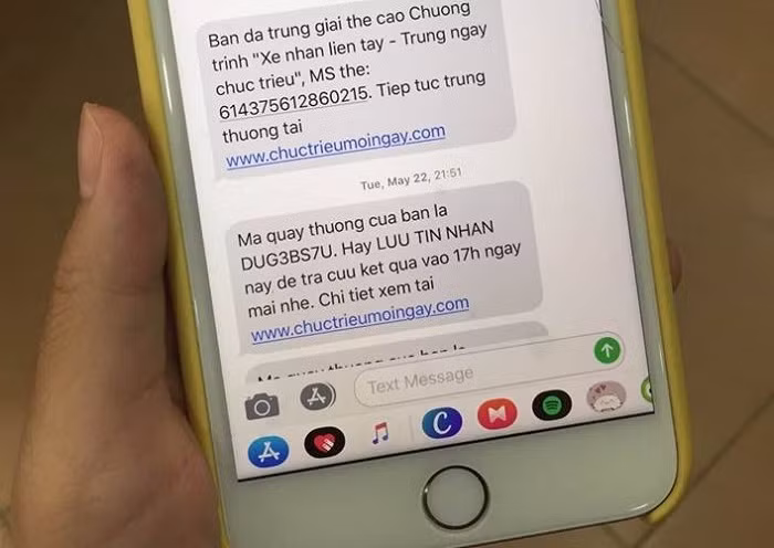 Một khách hàng trúng thưởng thẻ cào điện thoại mệnh giá 50 nghìn đồng.