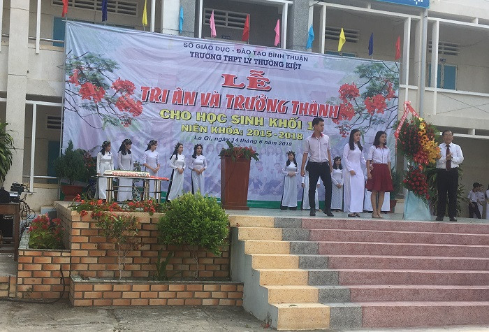 Buổi lễ “Lễ tri ân và trưởng thành” tại Trường trung học phổ thông Lý Thường Kiệt (Ảnh: tác giả cung cấp). Buổi lễ “Lễ tri ân và trưởng thành” tại Trường trung học phổ thông Lý Thường Kiệt (Ảnh: tác giả cung cấp).