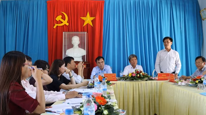 Đoàn thi đua- khen thưởng của Bộ và lãnh đạo Sở (Ảnh: tác giả cung cấp). Đoàn thi đua- khen thưởng của Bộ và lãnh đạo Sở (Ảnh: tác giả cung cấp).