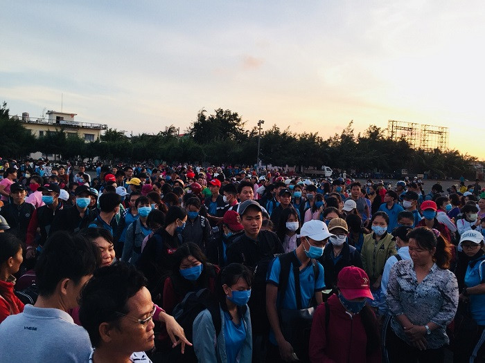 251 học sinh huyện đảo Phú Quý đã tập trung tại bến cảng để đến địa điểm thi (Ảnh: tác giả cung cấp). 251 học sinh huyện đảo Phú Quý đã tập trung tại bến cảng để đến địa điểm thi (Ảnh: tác giả cung cấp).