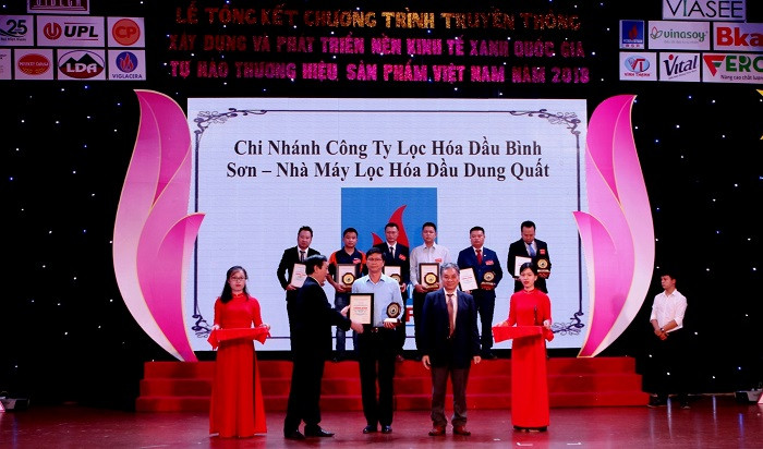 Đại diện BSR nhận giải thưởng Top 20 “Sản phẩm thân thiện với môi trường”.