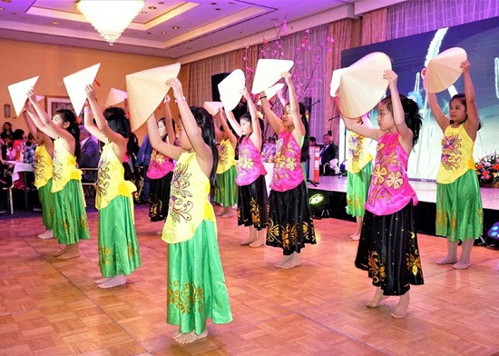 Điệu múa nón Việt Nam (Ảnh: tác giả cung cấp). Điệu múa nón Việt Nam (Ảnh: tác giả cung cấp).