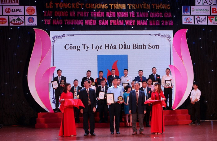 Đại diện BSR nhận giải thưởng “Nhà máy xanh thân thiện” năm 2018.