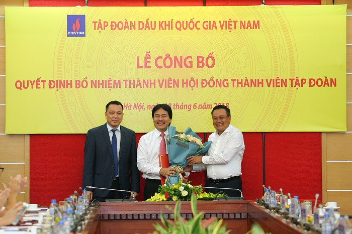 Chủ tịch hội đồng thành viên Trần Sỹ Thanh chúc mừng tân Thành viên hội đồng thành viên Nguyễn Hùng Dũng. Chủ tịch hội đồng thành viên Trần Sỹ Thanh chúc mừng tân Thành viên hội đồng thành viên Nguyễn Hùng Dũng.