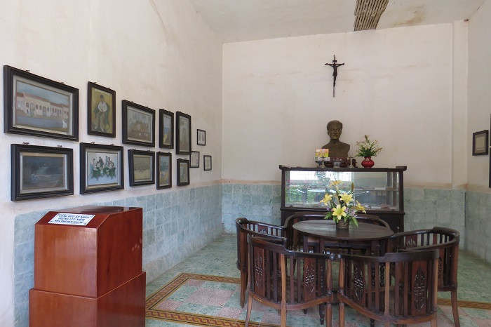Bên trong nhà lưu niệm thi sĩ Hàn Mặc Tử. Bên trong nhà lưu niệm thi sĩ Hàn Mặc Tử.