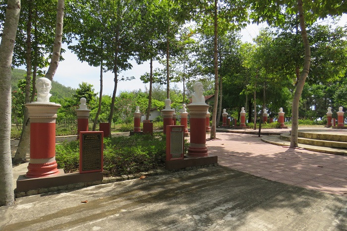 Khu vườn tượng ở làng phong. Khu vườn tượng ở làng phong.