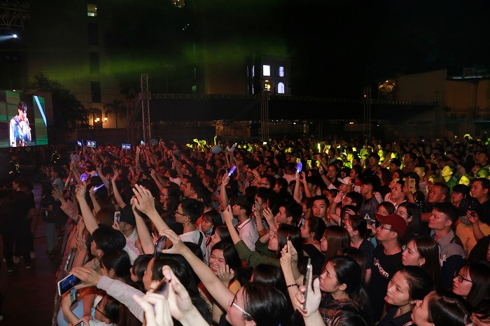 Rất đông khán giả tới tham gia sự kiện này. Rất đông khán giả tới tham gia sự kiện này.