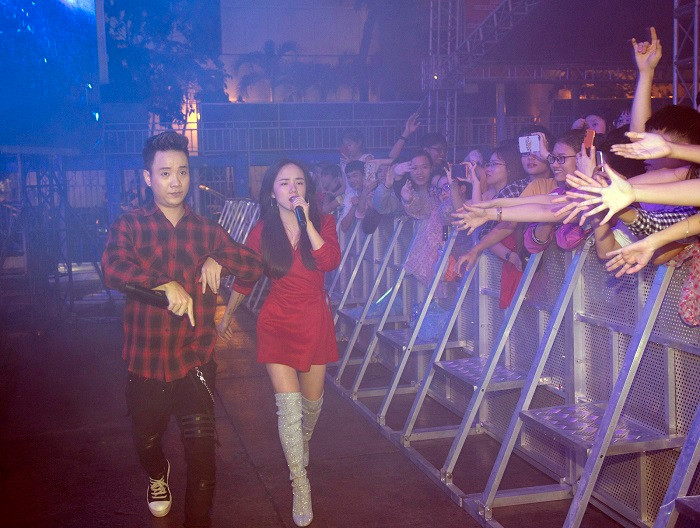 Ca sỹ Justa Tee cùng ca sĩ Phương Ly. Ca sỹ Justa Tee cùng ca sĩ Phương Ly.