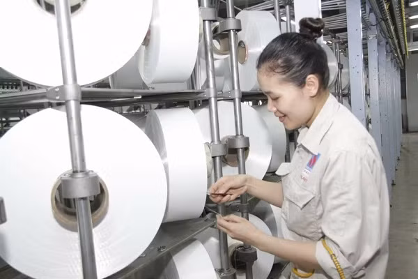 Công nhân kiểm tra chất lượng sợi Filament.