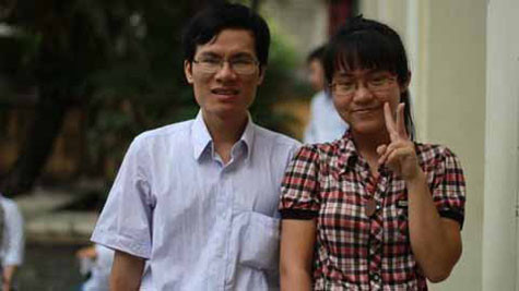 Thầy Phạm Văn Thuận chụp ảnh kỷ niệm cùng học trò của trung tâm Thầy Phạm Văn Thuận chụp ảnh kỷ niệm cùng học trò của trung tâm