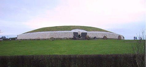 Newgrange hơn 5000 năm ở Boyne, Ireland Newgrange hơn 5000 năm ở Boyne, Ireland