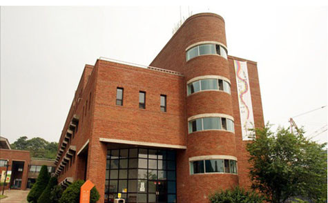 Đa phần các công trình của trường đều xây bằng gạch đỏ rất đẹp