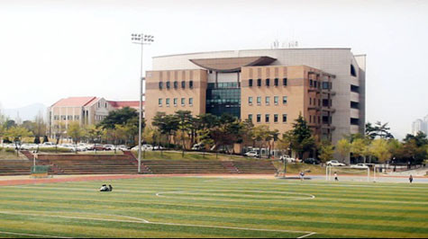 Sân bóng rộng rãi và thoáng đãng