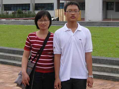 Em Lê Nguyễn Vương linh (TH Anglo-Chinese School (Independent) và mẹ Em Lê Nguyễn Vương linh (TH Anglo-Chinese School (Independent) và mẹ