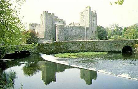 Lâu đài cahir bên dòng sông Suir. Lâu đài cahir bên dòng sông Suir.