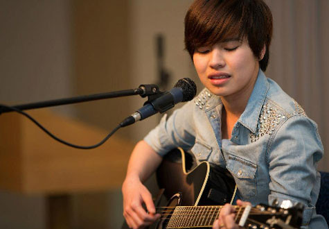 Nhiều thí sinh thể hiện khả năng vừa hát, vừa đàn