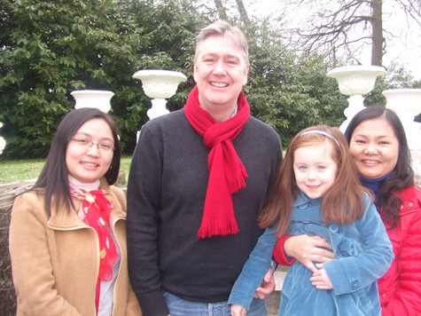 (Với thầy hiệu trưởng Frank của trường Roscommon Community College và con gái của thầy)