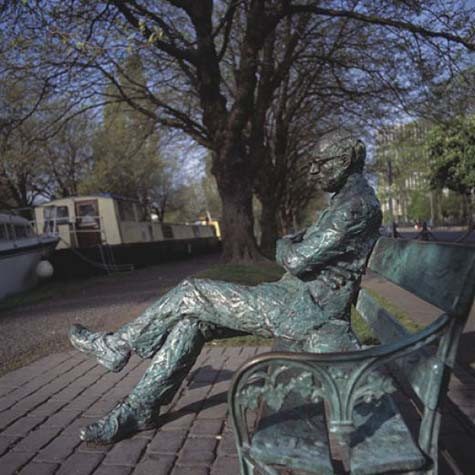 Tác phẩm điêu khắc của Patrick Kavanagh, đường Mespil, Dublin Tác phẩm điêu khắc của Patrick Kavanagh, đường Mespil, Dublin
