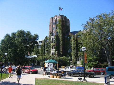 Đại học Michigan tự hào là một trong những “thị trấn đại học” tốt nhất nước Mỹ, chỉ mất 45 phút từ thành phố Detroit. Tân sinh viên được đảm bảo nhà ở nhưng không bắt buộc phải sống trong khuôn viên trường. Đại học Michigan tự hào là một trong những “thị trấn đại học” tốt nhất nước Mỹ, chỉ mất 45 phút từ thành phố Detroit. Tân sinh viên được đảm bảo nhà ở nhưng không bắt buộc phải sống trong khuôn viên trường.