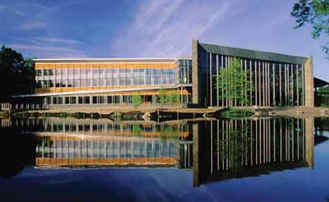 Đại học Cornell có hơn 500 tổ chức sinh viên trong trường. Sinh viên năm đầu sống chung với nhau trên khuôn viên phía bắc. Trường nổi tiếng vì sự nghiên cứu đa dạng ở nhiều lĩnh công nghệ nano, siêu máy tính, công nghệ sinh học… Đại học Cornell có hơn 500 tổ chức sinh viên trong trường. Sinh viên năm đầu sống chung với nhau trên khuôn viên phía bắc. Trường nổi tiếng vì sự nghiên cứu đa dạng ở nhiều lĩnh công nghệ nano, siêu máy tính, công nghệ sinh học…