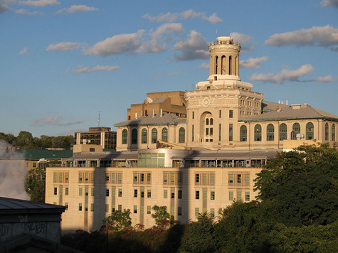 8. Đại học Carnegie Mellon (Carnegie Mellon University) Là một trường tư khá non trẻ, được thành lập vào năm 1900 nhưng tổng số sinh viên hằng năm là hơn 6.000 người. Đại học Carnegie Mellon xếp thứ 23 (năm 2012). Học phí và lệ phí của trường là hơn 43.000 USD/năm. Đại học Carnegie Mellon, được thành lập bởi nhà công nghiệp và nhà từ thiện Andrew Carnegie, ở Pittsburgh. Sinh viên năm thứ nhất chỉ được yêu cầu phải sống trong khuôn viên trường, nhưng trường đại học đảm bảo nhà ở cho tất cả bốn năm, và đa số sinh viên chọn ở lại trong khuôn viên trường. 8. Đại học Carnegie Mellon (Carnegie Mellon University) Là một trường tư khá non trẻ, được thành lập vào năm 1900 nhưng tổng số sinh viên hằng năm là hơn 6.000 người. Đại học Carnegie Mellon xếp thứ 23 (năm 2012). Học phí và lệ phí của trường là hơn 43.000 USD/năm. Đại học Carnegie Mellon, được thành lập bởi nhà công nghiệp và nhà từ thiện Andrew Carnegie, ở Pittsburgh. Sinh viên năm thứ nhất chỉ được yêu cầu phải sống trong khuôn viên trường, nhưng trường đại học đảm bảo nhà ở cho tất cả bốn năm, và đa số sinh viên chọn ở lại trong khuôn viên trường.