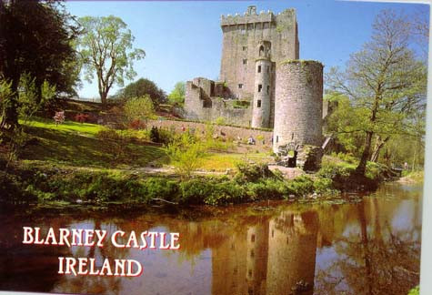 Tòa lâu đài cổ soi bóng bên dòng sông Tòa lâu đài cổ soi bóng bên dòng sông