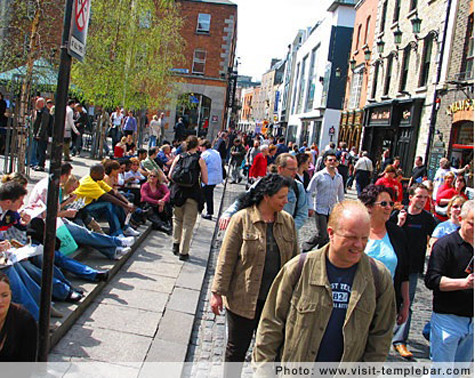 ...và nhộn nhịp trên những con phố