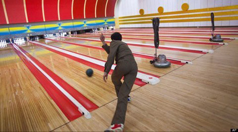 Công nghệ và Quản lý công nghiệp bowling Tại ĐH Vincennes, Indiana, phòng thí nghiệm được thay thế bằng trung tâm bowling. Theo trang web của trường thì ngành học này dạy cho sinh viên kiến thức “quản lý một trung tâm bowling, bán hàng và tiếp thị, các hoạt động của một cửa hàng chuyên nghiệp và cơ cấu hoạt động của một pinsetter”. Công nghệ và Quản lý công nghiệp bowling Tại ĐH Vincennes, Indiana, phòng thí nghiệm được thay thế bằng trung tâm bowling. Theo trang web của trường thì ngành học này dạy cho sinh viên kiến thức “quản lý một trung tâm bowling, bán hàng và tiếp thị, các hoạt động của một cửa hàng chuyên nghiệp và cơ cấu hoạt động của một pinsetter”.