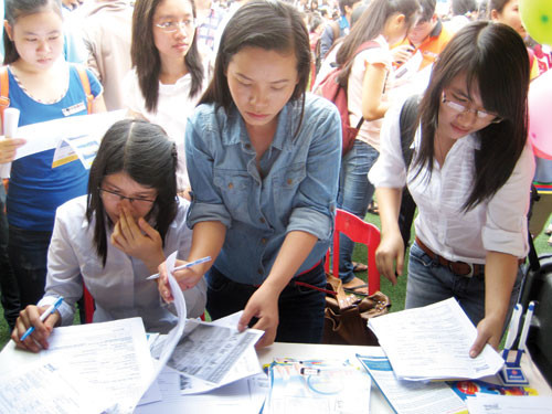 Sinh viên đăng ký tham gia các chương trình giới thiệu việc làm. Ngoài chuyên môn, ngày nay nhà tuyển dụng cũng thường yêu cầu người lao động có những kỹ năng khác Sinh viên đăng ký tham gia các chương trình giới thiệu việc làm. Ngoài chuyên môn, ngày nay nhà tuyển dụng cũng thường yêu cầu người lao động có những kỹ năng khác