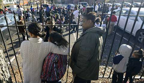 500 học sinh được sơ tán khỏi trường học để tránh nhiễm khí độc