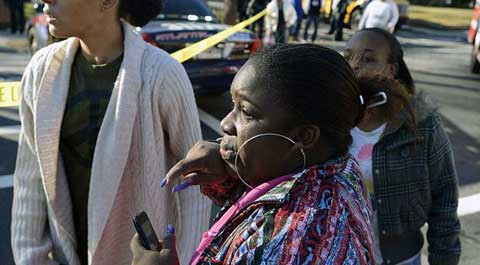 Một phụ huynh vô cùng lo lắng trong lúc chờ đón con ở cổng trường