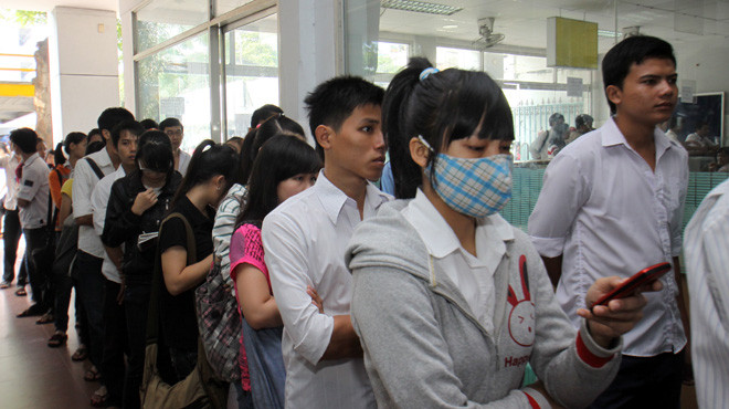 Sinh viên Trường ĐH Công nghiệp TP.HCM xếp hàng chờ đóng học phí Sinh viên Trường ĐH Công nghiệp TP.HCM xếp hàng chờ đóng học phí