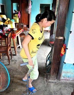 Ở tuổi 25, Ánh Nguyệt đã thi đỗ điểm cao vào đại học sau gần 8 năm bệnh nặng. Trong ảnh: Chiếc nạng đã gắn bó với Nguyệt mấy năm nay để đi lại trong nhà. Ở tuổi 25, Ánh Nguyệt đã thi đỗ điểm cao vào đại học sau gần 8 năm bệnh nặng. Trong ảnh: Chiếc nạng đã gắn bó với Nguyệt mấy năm nay để đi lại trong nhà.