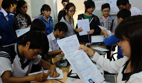 Thí sinh nộp hồ sơ đăng ký dự thi vào Trường đại học Tài chính - marketing năm 2012. Năm 2013, trường sẽ không tuyển sinh bậc CĐ Thí sinh nộp hồ sơ đăng ký dự thi vào Trường đại học Tài chính - marketing năm 2012. Năm 2013, trường sẽ không tuyển sinh bậc CĐ