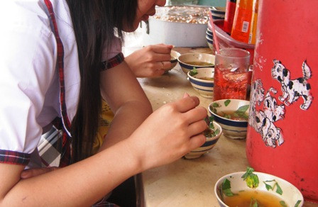 Mỗi bạn học sinh có thể ăn 3, 4 bát. Dị vật thường thấy trong bát Phá lấu là lông lợn Mỗi bạn học sinh có thể ăn 3, 4 bát. Dị vật thường thấy trong bát Phá lấu là lông lợn