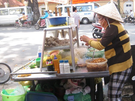 Món ăn vỉa hè này rất được học trò chuộng Món ăn vỉa hè này rất được học trò chuộng