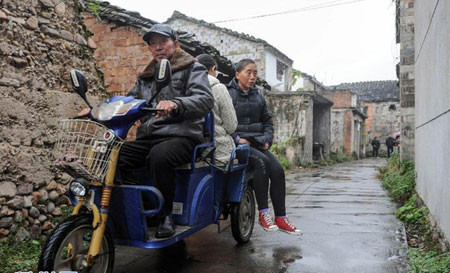 Hai mẹ con cùng tới trường Hai mẹ con cùng tới trường