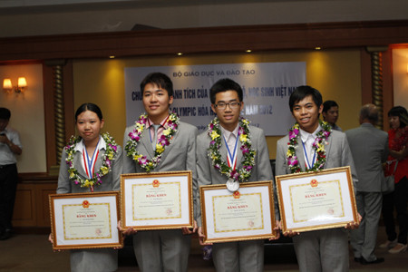 4 thành viên đội tuyển Việt Nam tham dự cuộc thi Olympic Hóa học quốc tế lần thứ 44 tại Mỹ đều giành huy chương trong đó có 1 Huy chương Vàng. 4 thành viên đội tuyển Việt Nam tham dự cuộc thi Olympic Hóa học quốc tế lần thứ 44 tại Mỹ đều giành huy chương trong đó có 1 Huy chương Vàng.