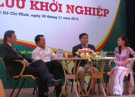 Ông Johnathan Hạnh Nguyễn (thứ hai từ phải sang) khuyên SV đừng phung phí thời gian ở quán cà phê mà hãy dấn thân vào những hoạt động hữu ích hơn.