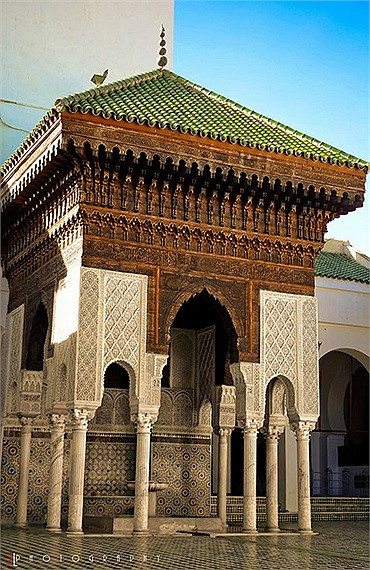 Đại học Al-Karaouine, nằm ở Thành phố Fes, Ma-rốc được thành lập năm 859 có tuổi thọ lớn hơn bất kỳ một trường đại học, cao đẳng nào trên thế giới. Đại học Al-Karaouine, nằm ở Thành phố Fes, Ma-rốc được thành lập năm 859 có tuổi thọ lớn hơn bất kỳ một trường đại học, cao đẳng nào trên thế giới.